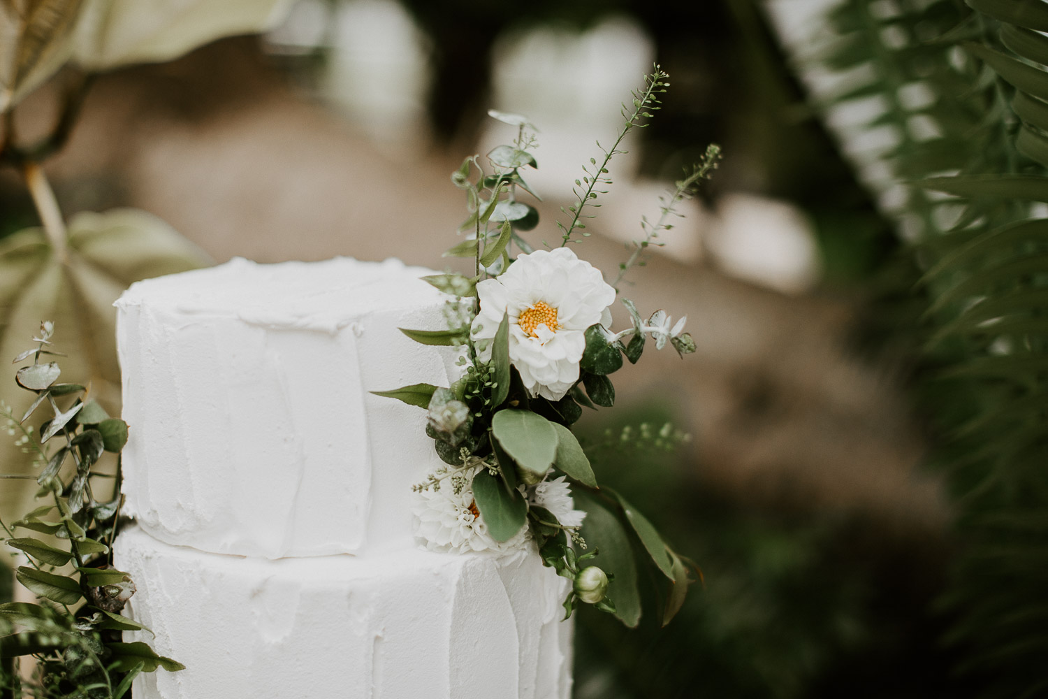 wedding cake with natural flowers 