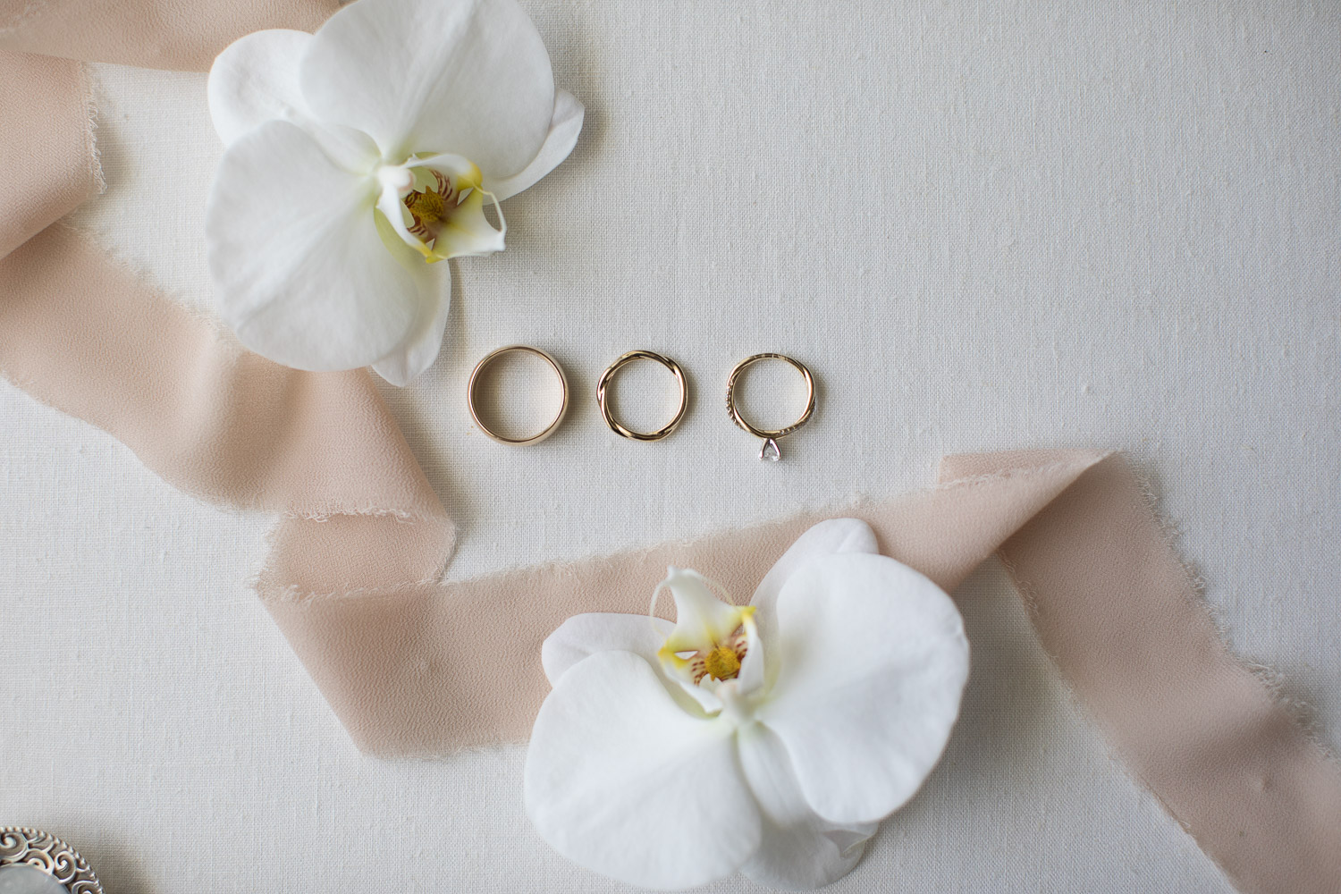 wedding rings with flowers 